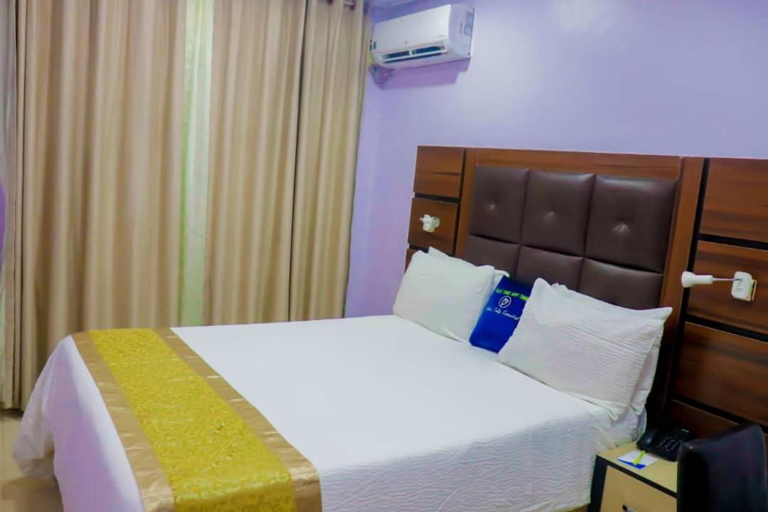Golden Tulip Hotel- Evergreen Порт-Харкорт Экстерьер фото