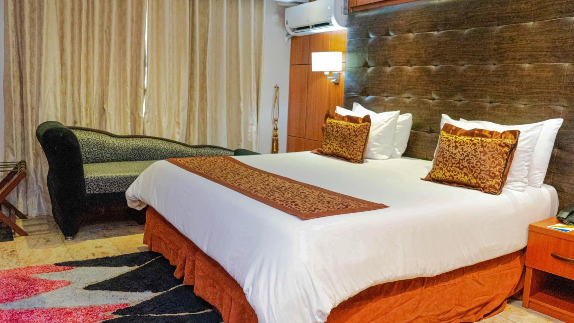 Golden Tulip Hotel- Evergreen Порт-Харкорт Экстерьер фото