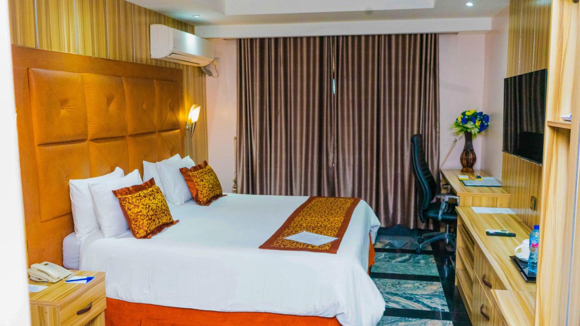 Golden Tulip Hotel- Evergreen Порт-Харкорт Экстерьер фото
